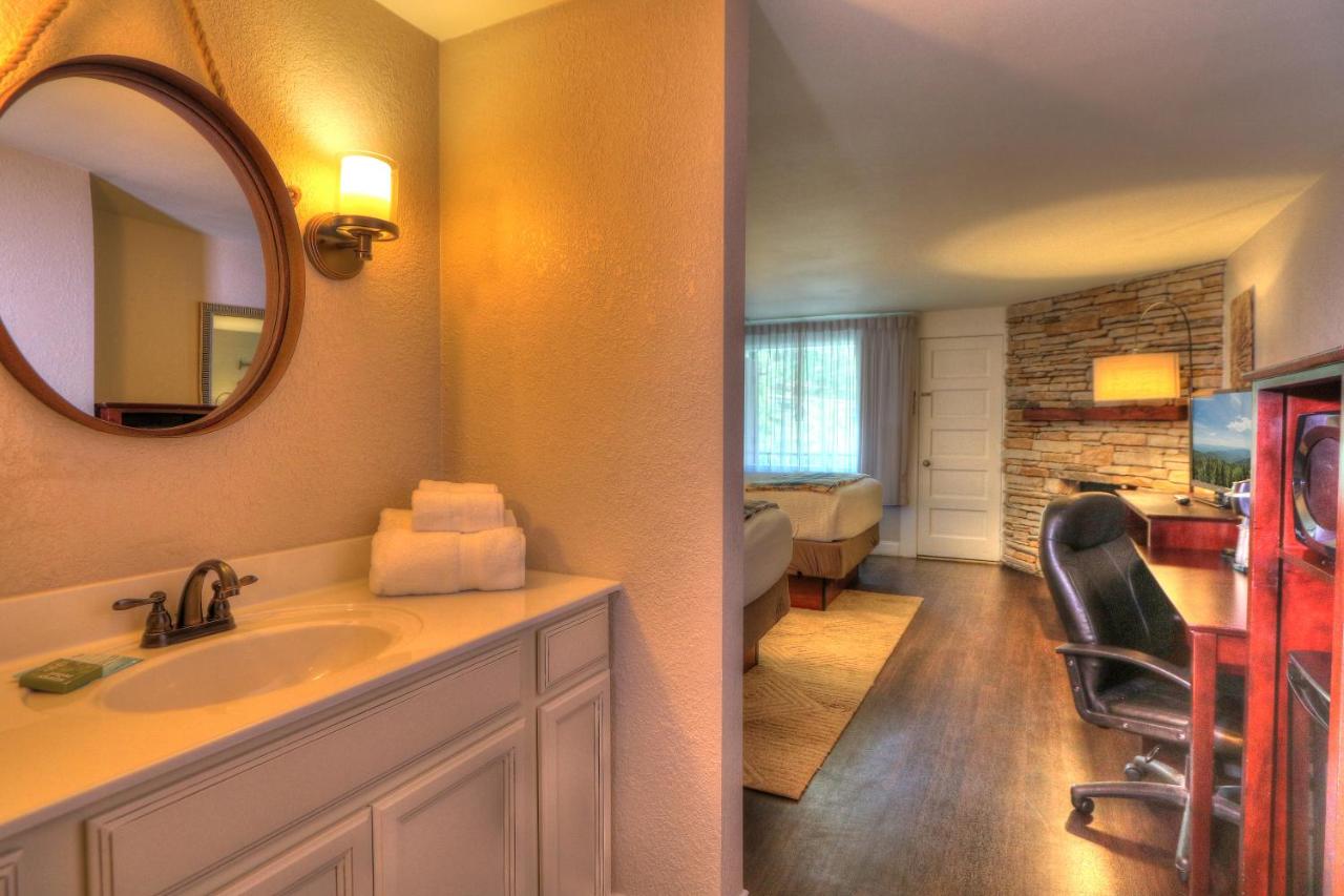 Deluxe Queen Room at River Edge Inn