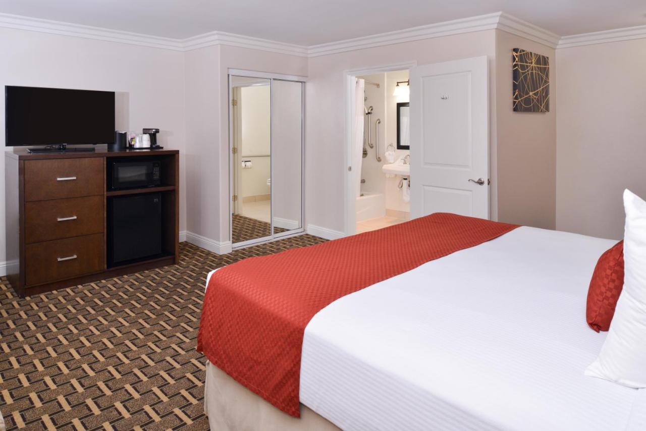 King Room with Bath Tub - Disability Access at Best Western Plus LA Mid Town Hotel