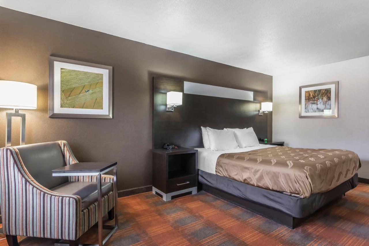 King Room - Smoking at Quality Inn & Suites Stuttgart North