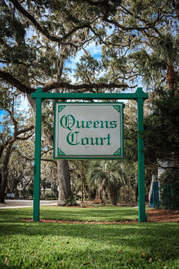 | Queen's Court Inn