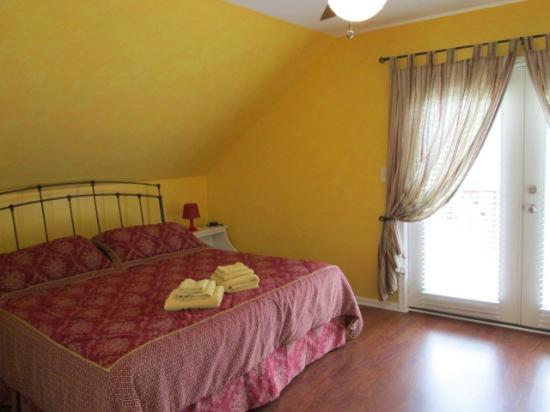 Deluxe King Room at Ahoy Inn Guesthouse