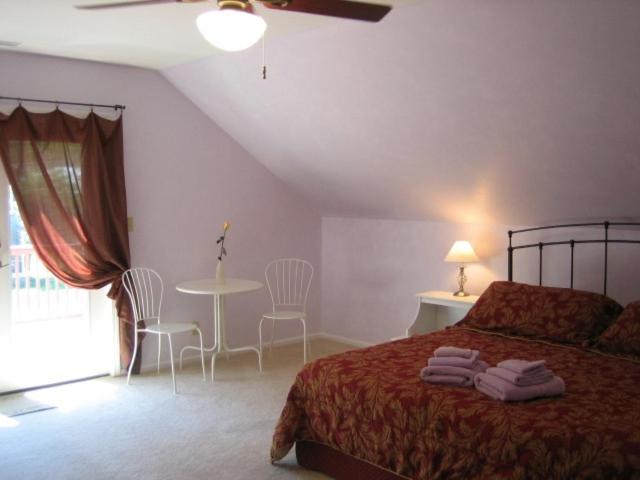 Deluxe King Room at Ahoy Inn Guesthouse