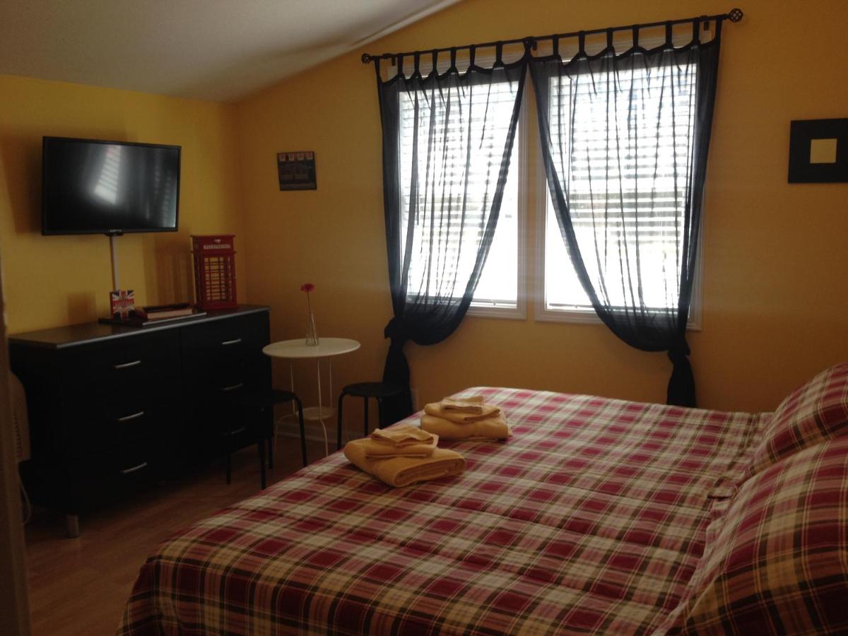 Deluxe King Room at Ahoy Inn Guesthouse
