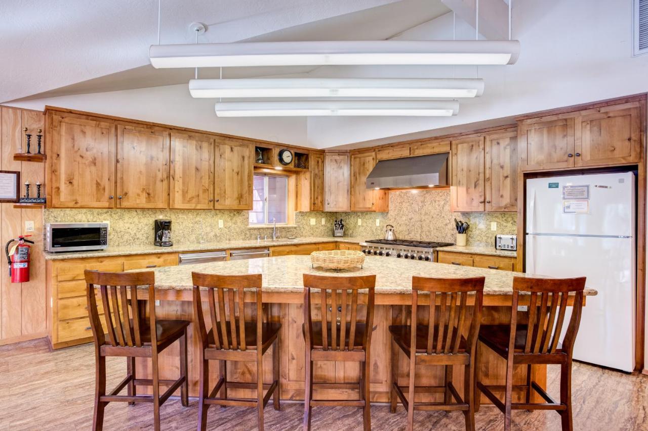 | 64 River Lodge