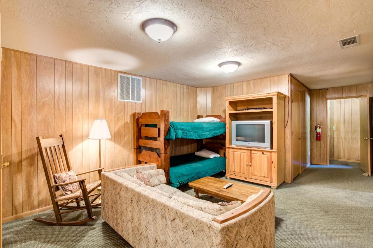 | 64 River Lodge
