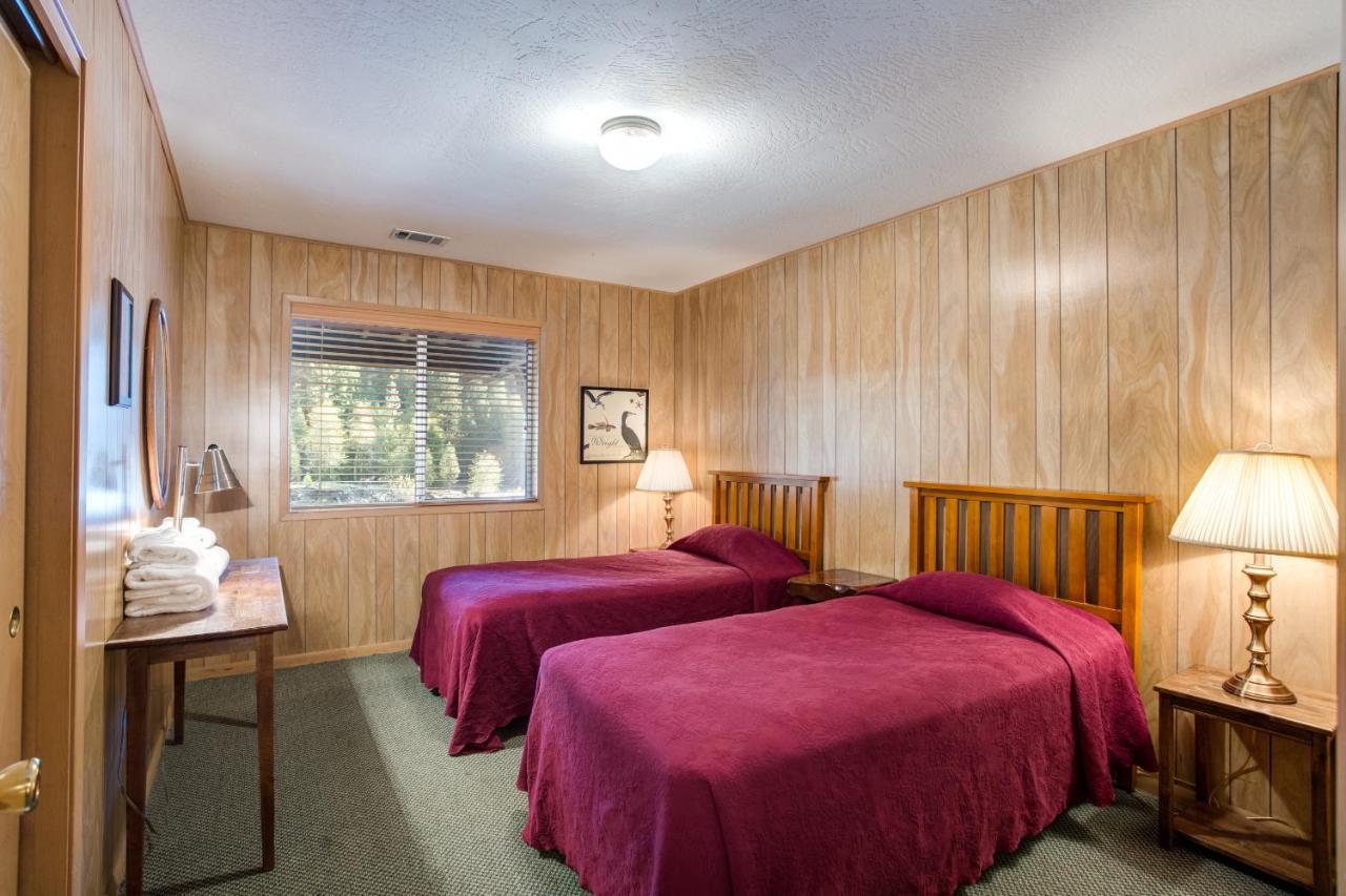 | 64 River Lodge