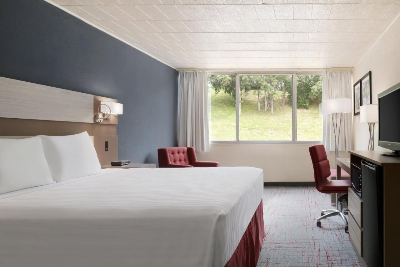 King Room - Non-Smoking at Ramada by Wyndham Uniontown