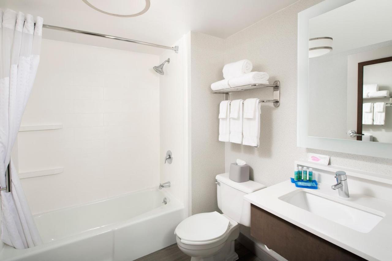 | Holiday Inn Express Andover North - Lawrence, an IHG Hotel