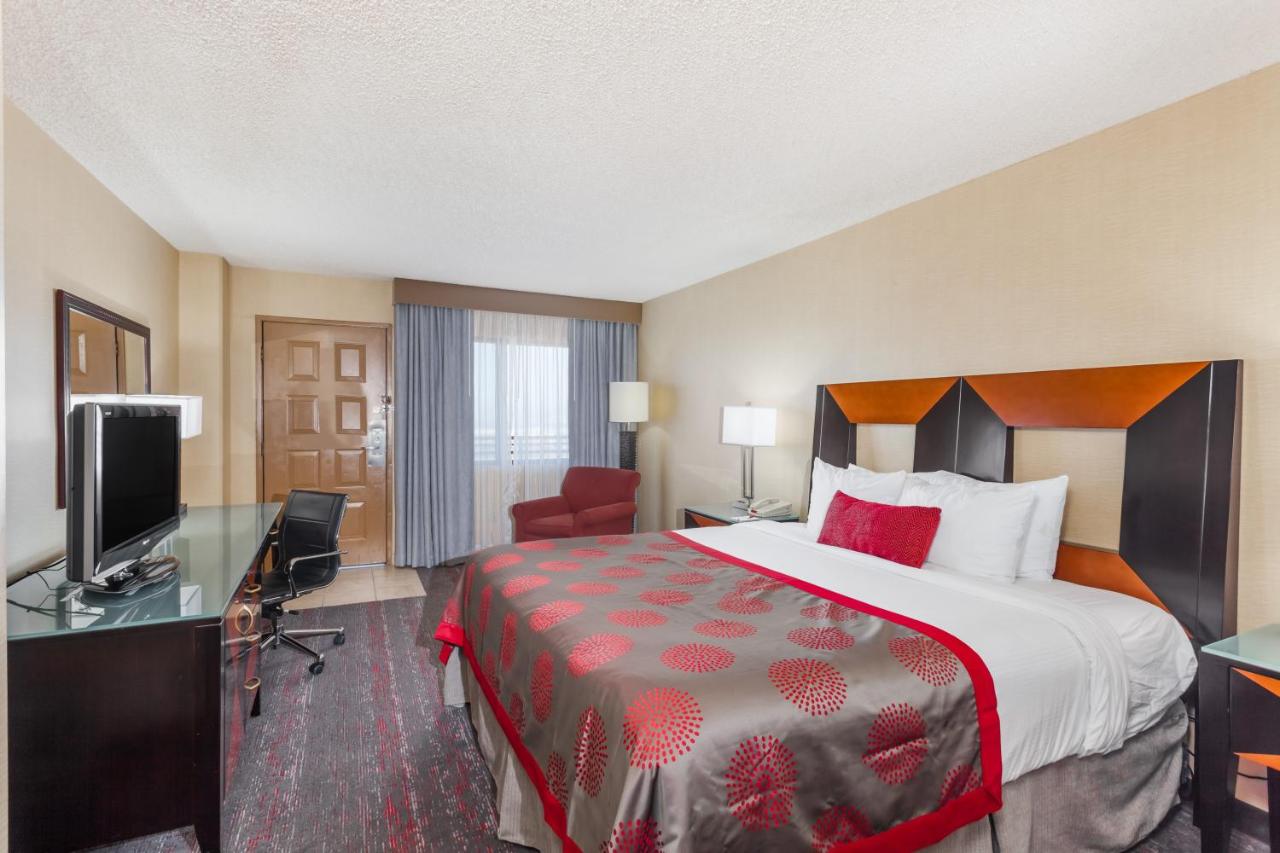 King Room with Mobility/Hearing Impaired Access - Non-Smoking at Ramada by Wyndham San Diego National City