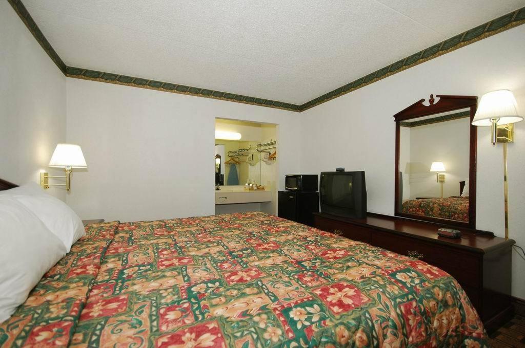 King Room - Disability Access/Non-Smoking at Days Inn by Wyndham Dickson