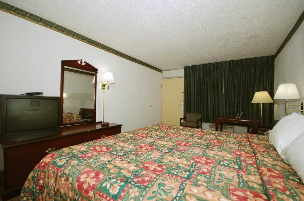 King Room - Disability Access/Non-Smoking at Days Inn by Wyndham Dickson