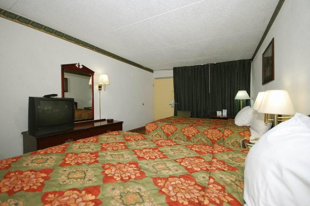 Double Room with Two Double Beds - Smoking at Days Inn by Wyndham Dickson