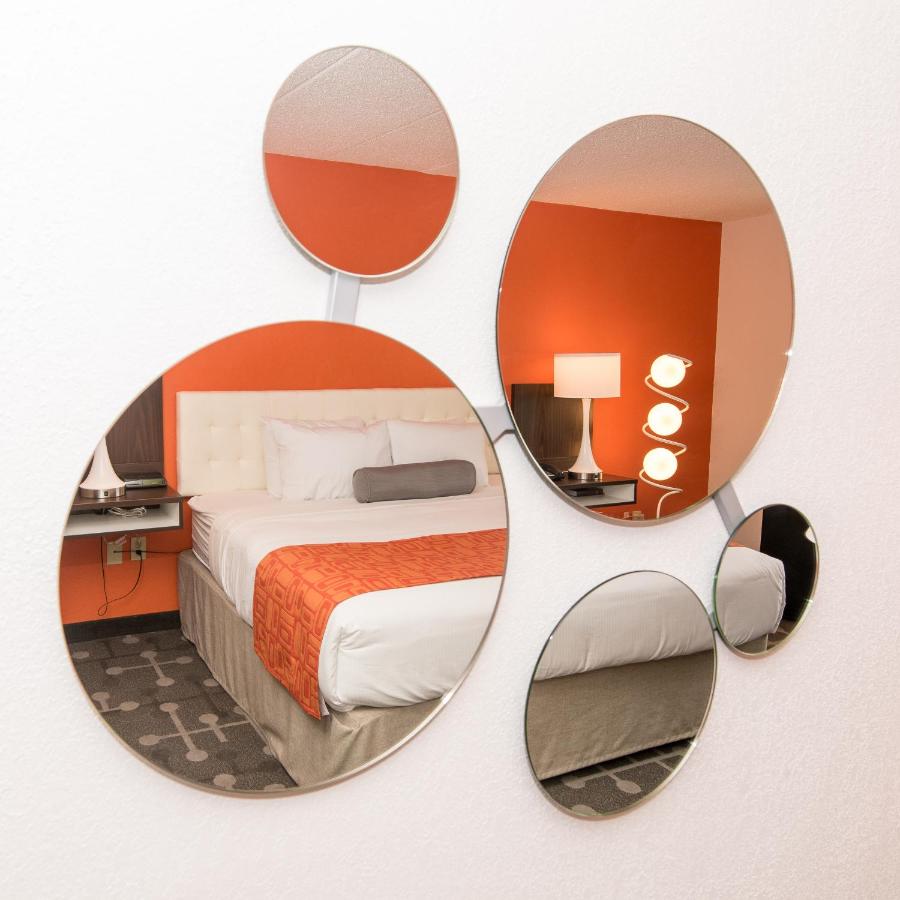 King Room - Disability Access/Non-Smoking at Howard Johnson by Wyndham Portsmouth