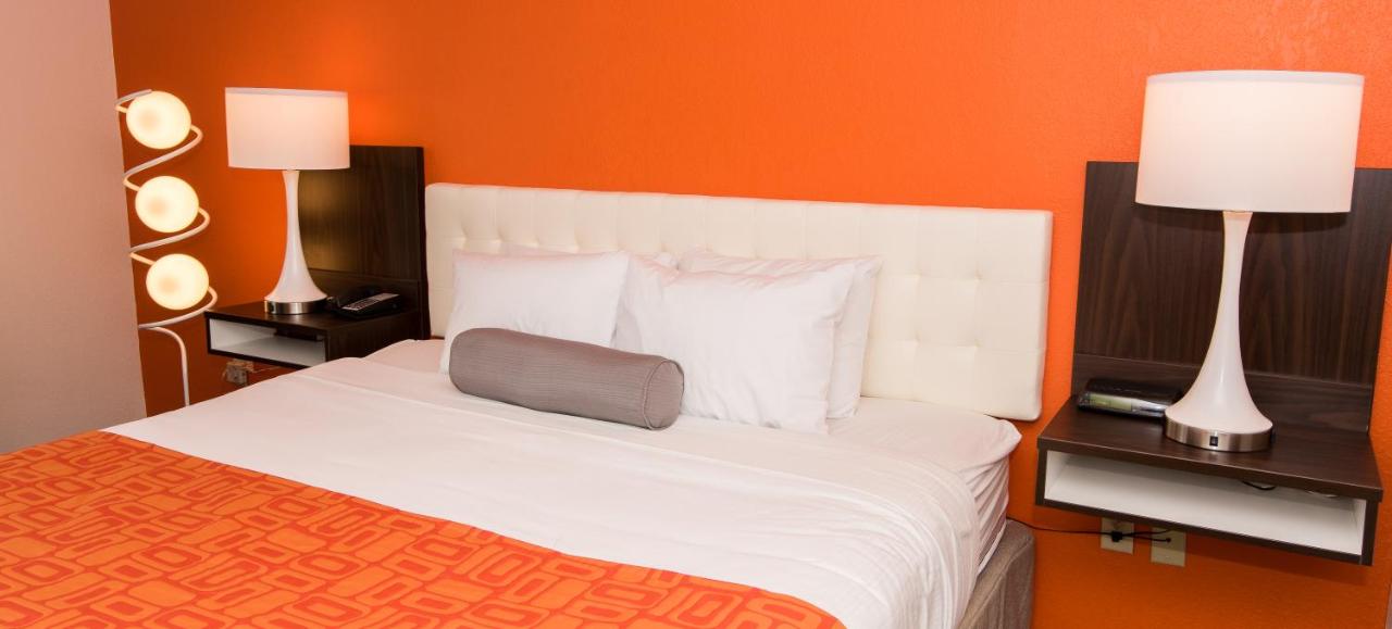 King Room - Disability Access/Non-Smoking at Howard Johnson by Wyndham Portsmouth