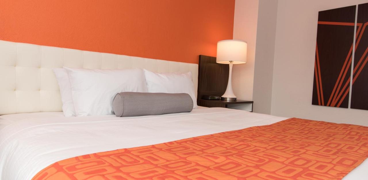 King Room - Disability Access/Non-Smoking at Howard Johnson by Wyndham Portsmouth