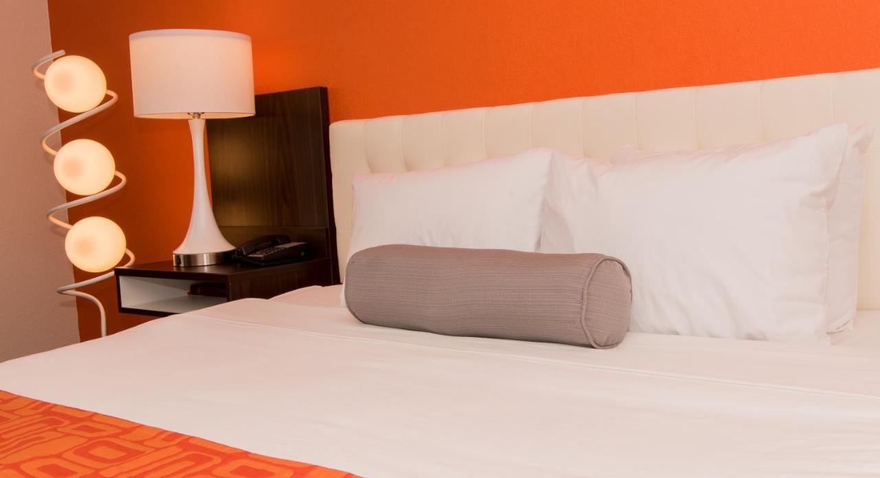 King Room - Disability Access/Non-Smoking at Howard Johnson by Wyndham Portsmouth