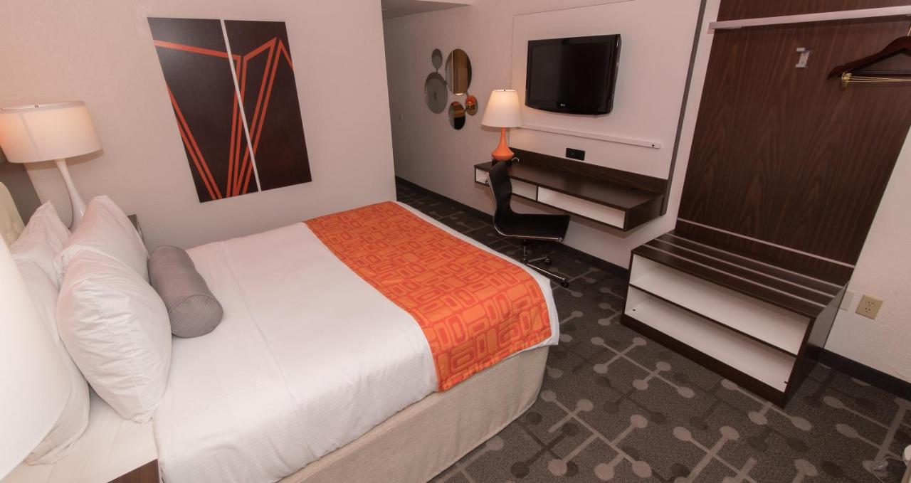 Queen Room - Disability Access/Non-Smoking at Howard Johnson by Wyndham Portsmouth