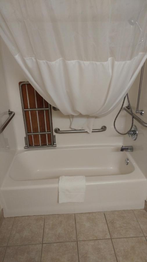 Queen Room - Disability Access/Non-Smoking at Country Inn & Suites by Radisson, Waterloo, IA