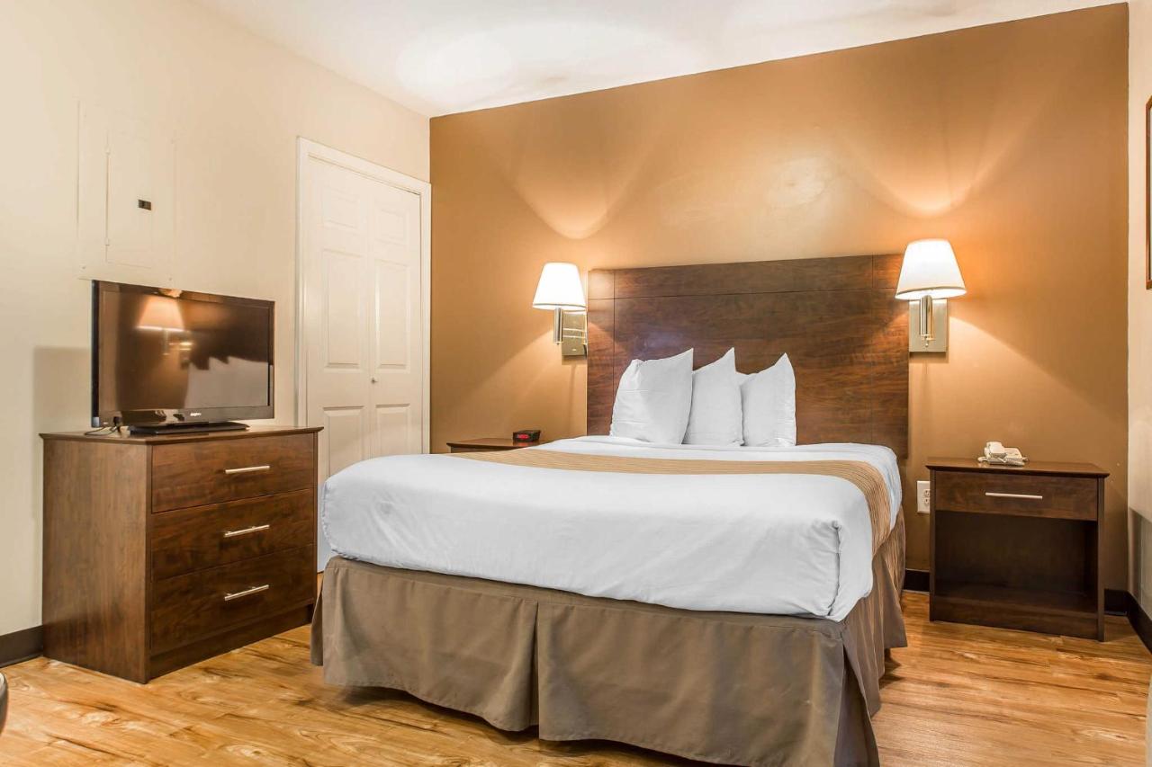 Queen Room - Non-Smoking at Suburban Studios near University of North Carolina-Charlotte