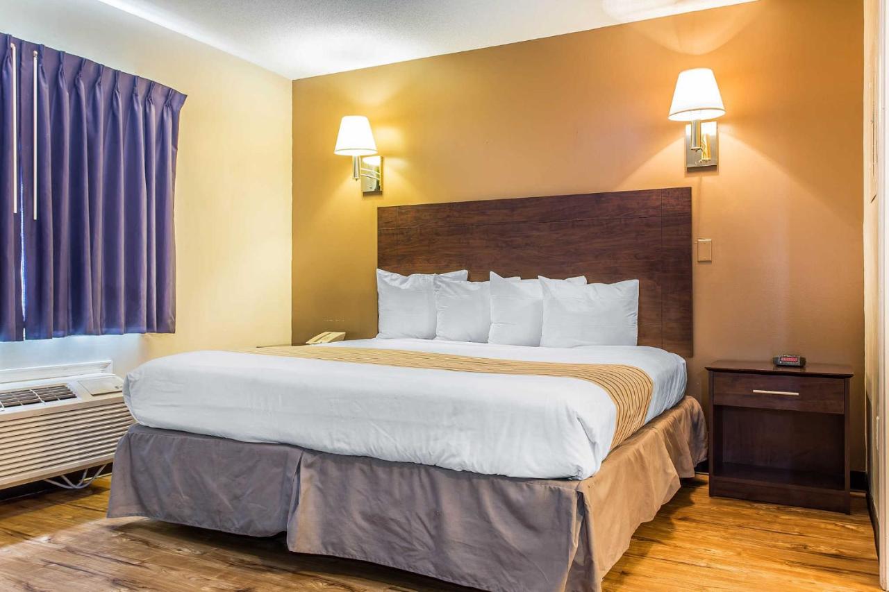 Queen Room - Non-Smoking at Suburban Studios near University of North Carolina-Charlotte