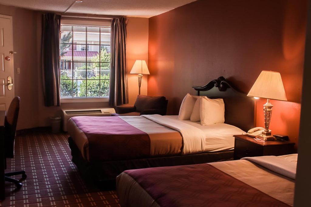 Deluxe Queen Room at Greeneville Inn and Suites