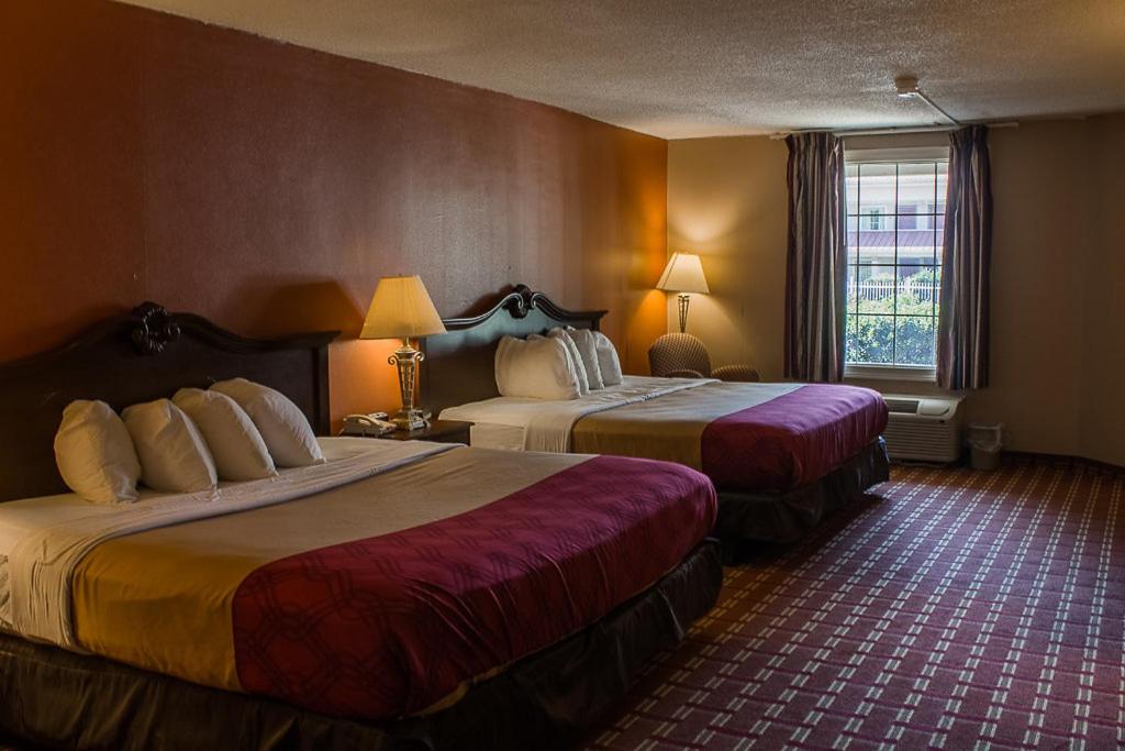 Deluxe Queen Room at Greeneville Inn and Suites