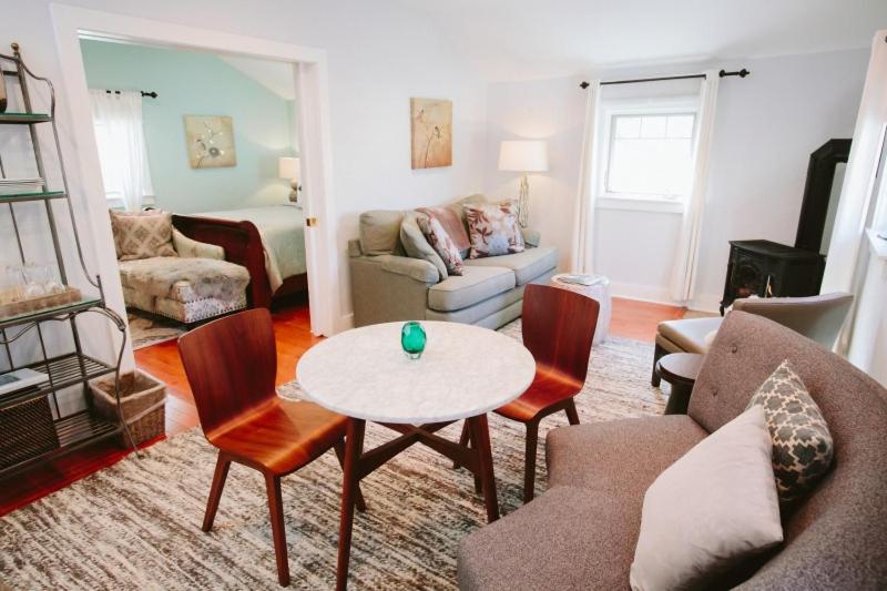 | Chestnut Street Inn