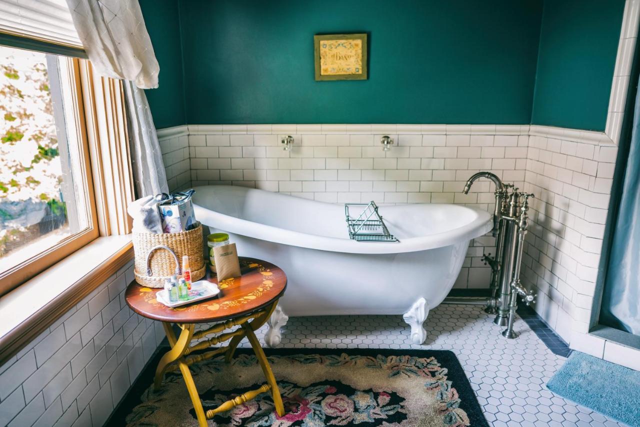  | Hummingbird Inn