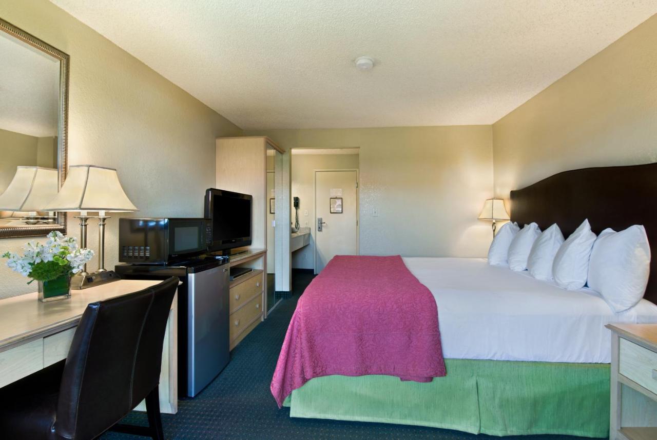| Oxford Suites Lancaster