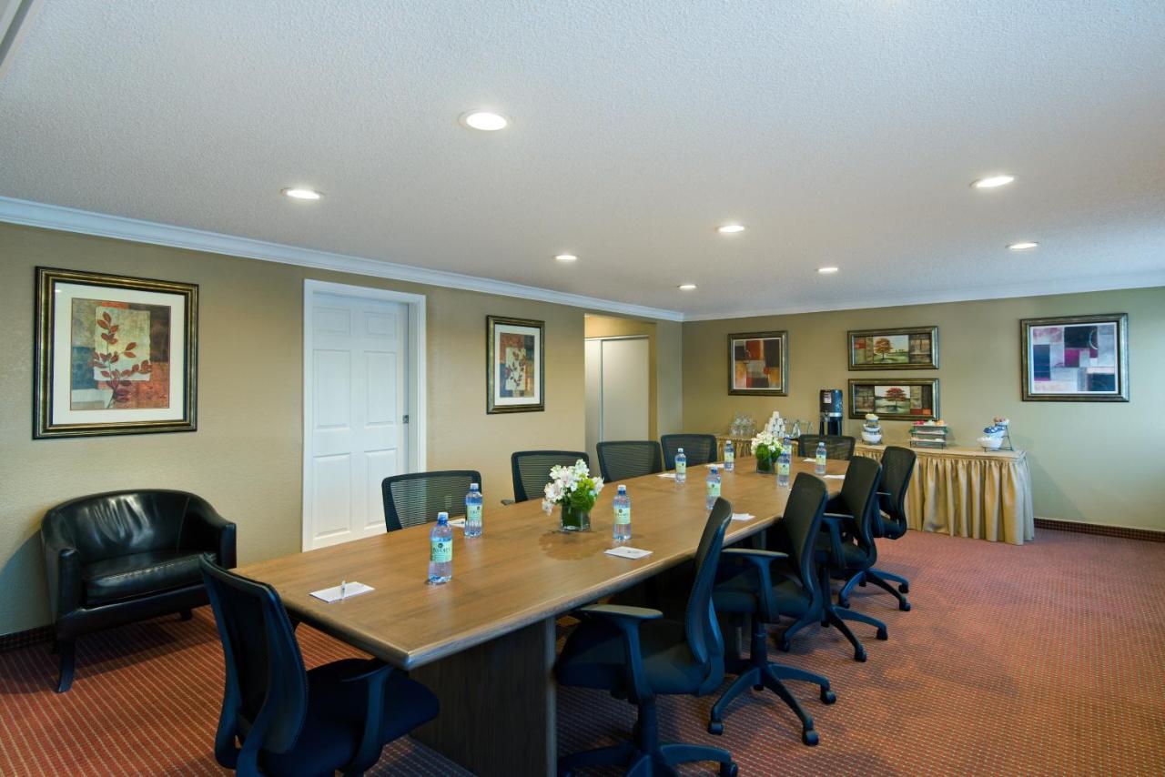 | Oxford Suites Lancaster