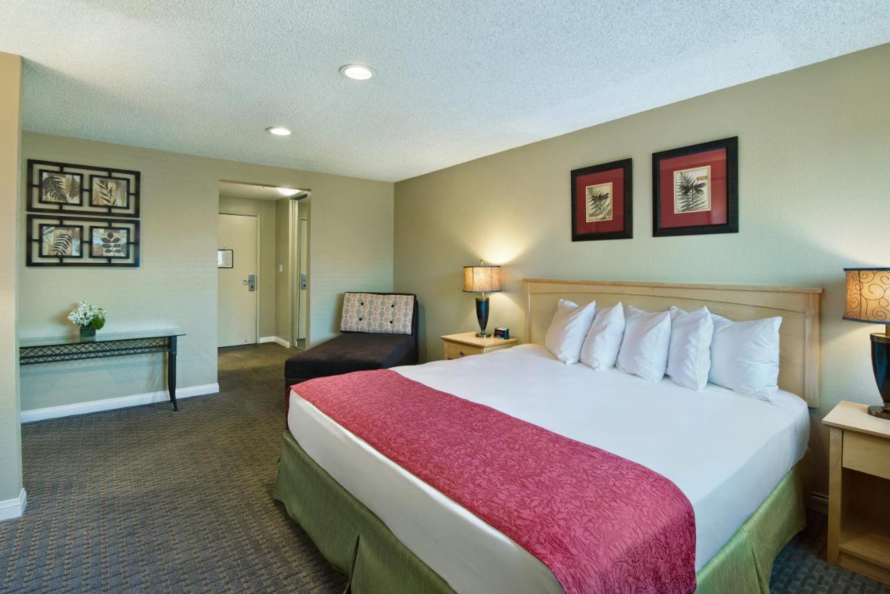 | Oxford Suites Lancaster