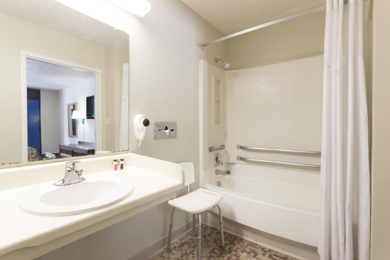 Queen Room - Disability Access/Non-Smoking at Travelodge by Wyndham Savannah Area/Richmond Hill