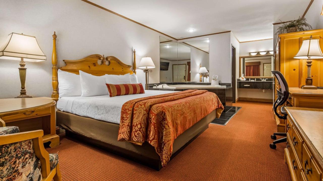 King Room with Spa Bath - Courtyard View at Best Western Plus Dockside Waterfront Inn