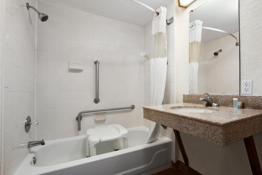 King Room - Non-Smoking at Travelodge by Wyndham Outer Banks/Kill Devil Hills