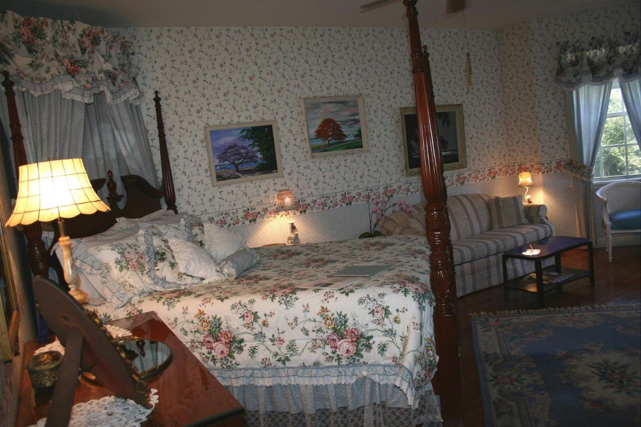 | Heron Cay Lakeview Bed & Breakfast