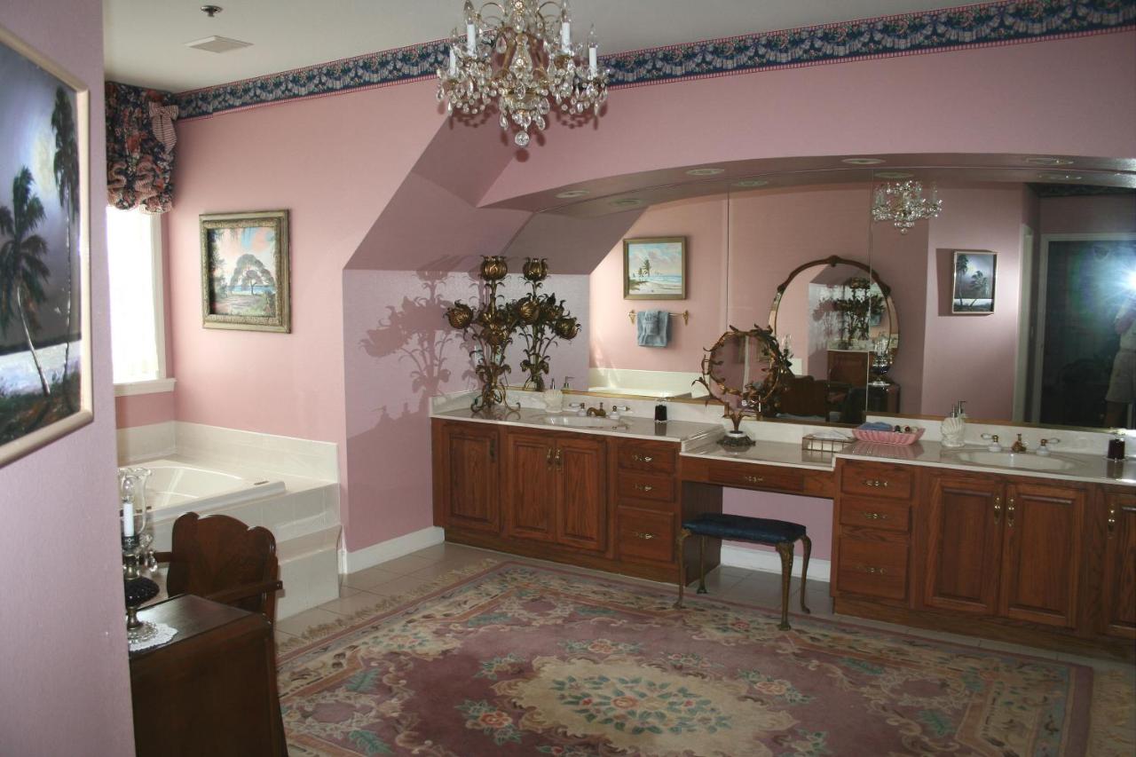 | Heron Cay Lakeview Bed & Breakfast