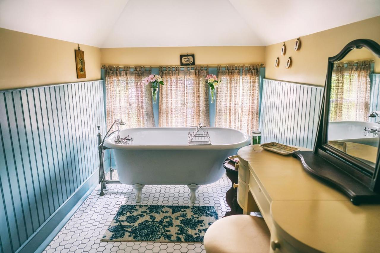  | Hummingbird Inn