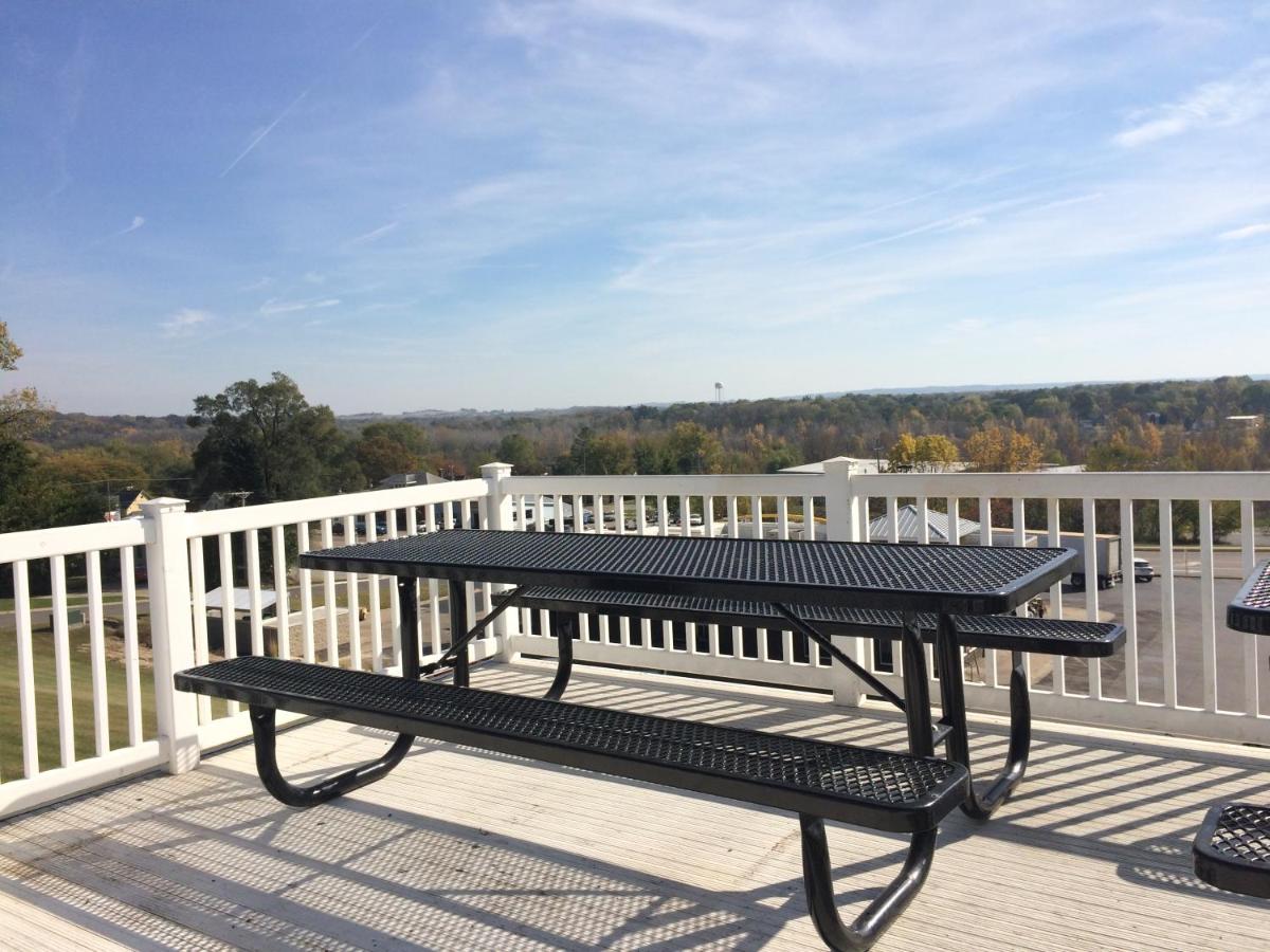| Savanna Inn & Suites