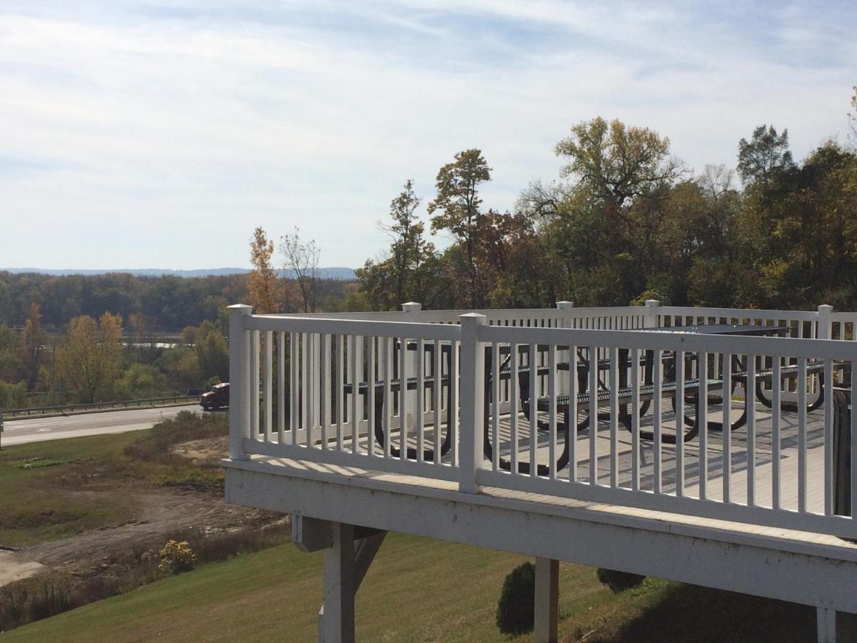 | Savanna Inn & Suites