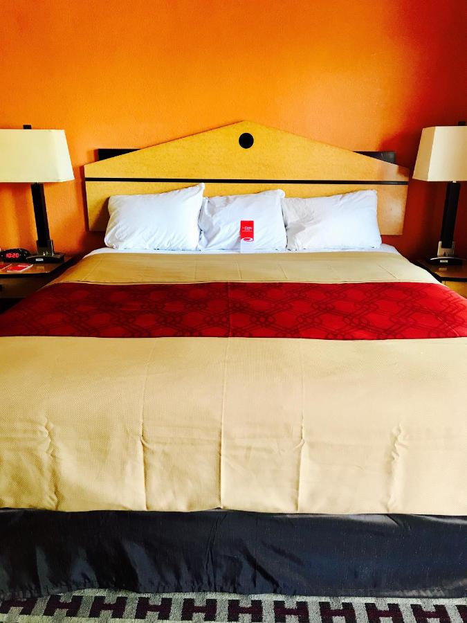 King Room - Smoking at Milan Inn & Suites
