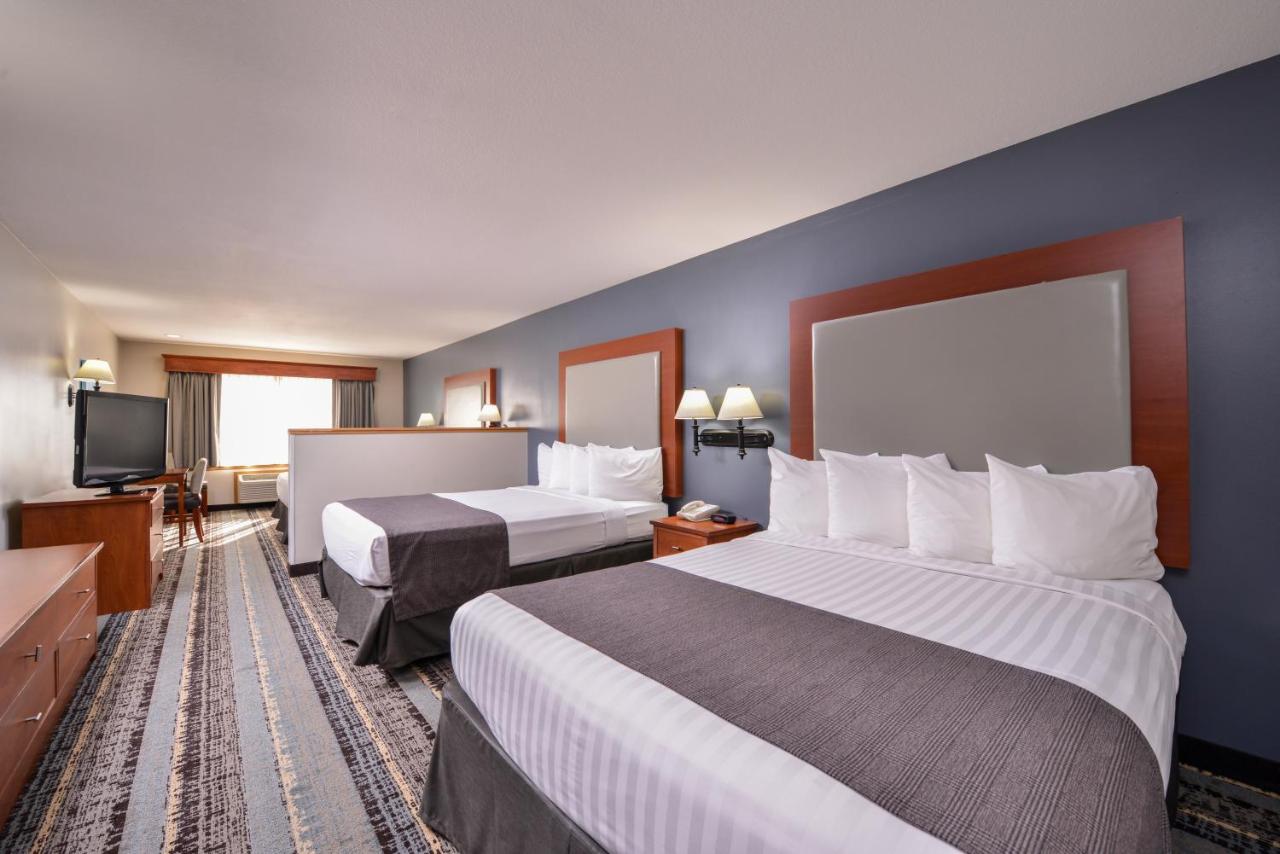Queen Room with Three Queen Beds at Best Western Newberg Inn