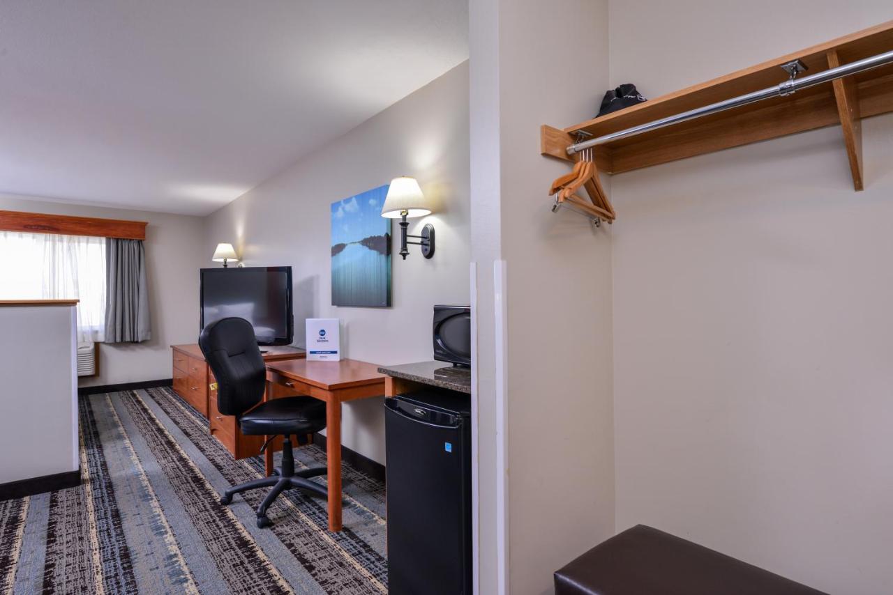 Queen Room with Three Queen Beds at Best Western Newberg Inn