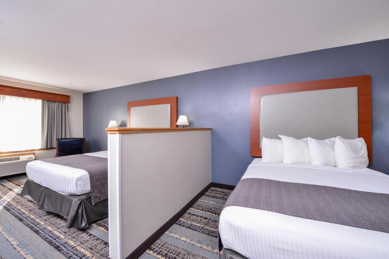 Queen Room with Three Queen Beds at Best Western Newberg Inn