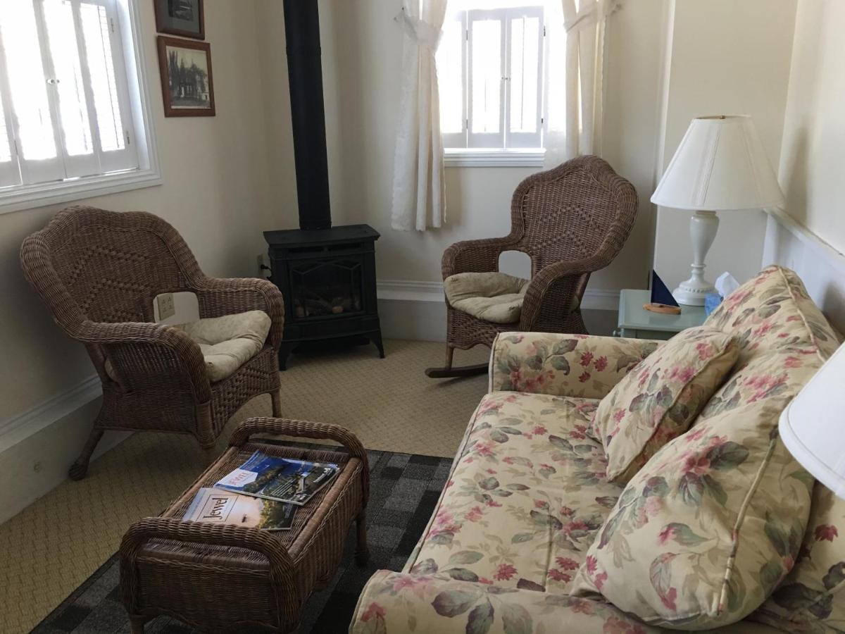 | Camden Riverhouse Hotel and Inn