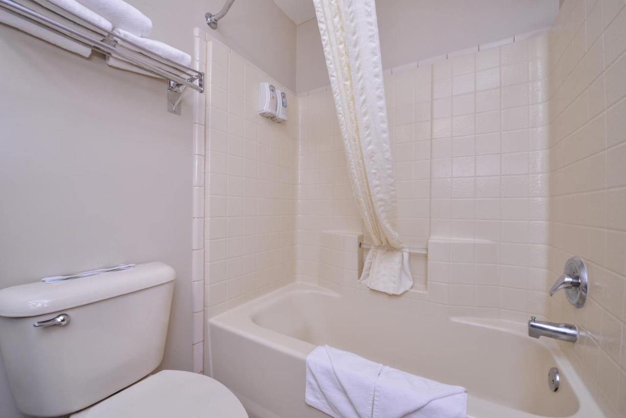 Deluxe King Room at Best Western Newberg Inn