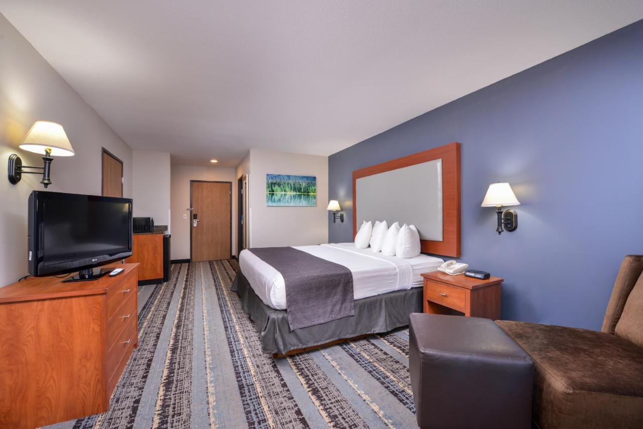 King Room with Whirlpool at Best Western Newberg Inn