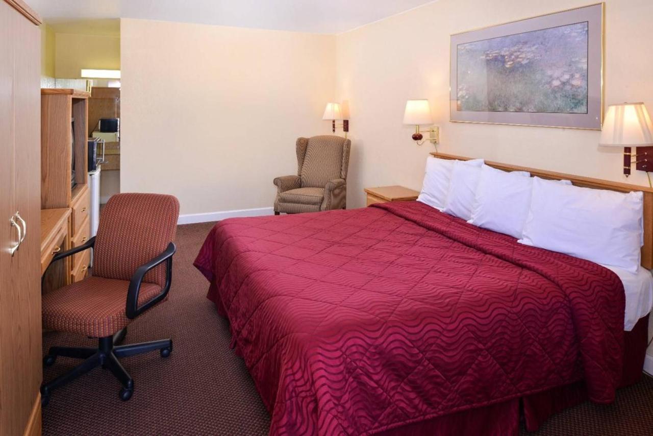  | Executive Inn