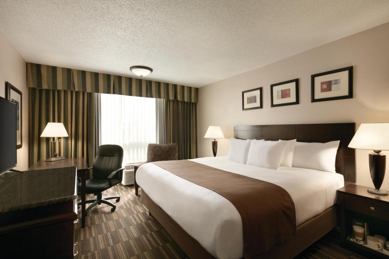 King Room with Roll-in Shower - Disability Access/Non-Smoking at Radisson Hotel Louisville North