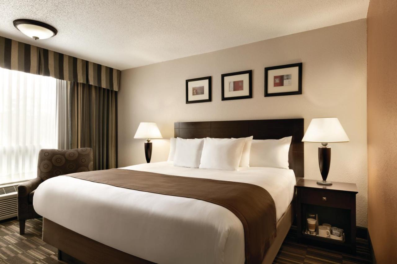 King Room with Roll-in Shower - Disability Access/Non-Smoking at Radisson Hotel Louisville North