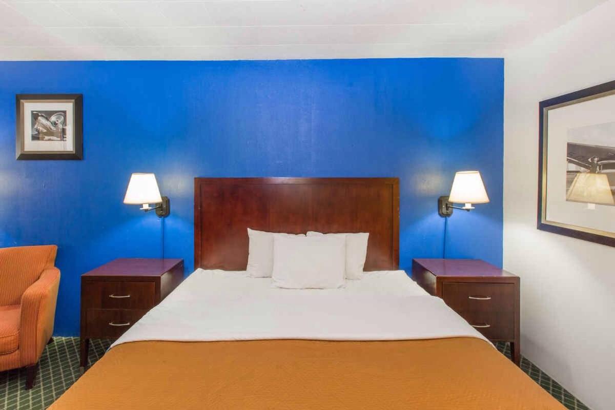 King Room - Non-Smoking at Travelodge by Wyndham Great Bend